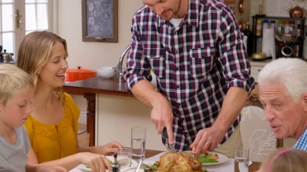 Man snijden kip tijdens de lunch — Stockvideo