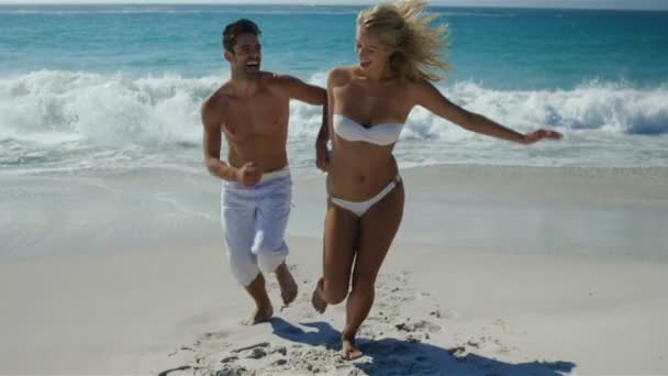 Couple holding hands while running — Stock Video