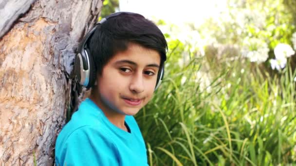 Симпатичный мальчик слушает музыку — стоковое видео