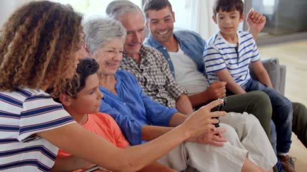 Familia mirando el teléfono inteligente — Vídeos de Stock