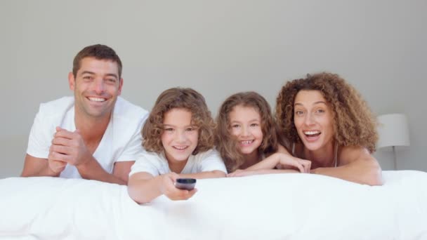 Lächelnde Familie vor dem Fernseher — Stockvideo