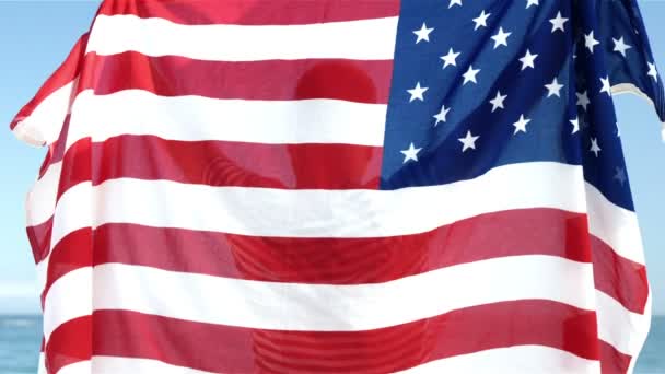 Homem sênior segurando bandeira americana — Vídeo de Stock