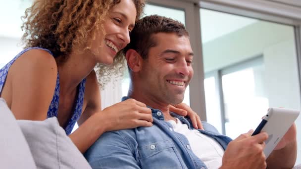 Χαμογελαστά ζευγάρι χρησιμοποιώντας υπολογιστή tablet — Αρχείο Βίντεο