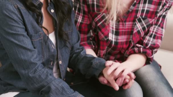 Jovem mulher confortando seu amigo — Vídeo de Stock