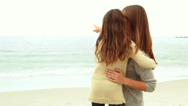 Мати і дочка дивляться на пляж — стокове відео