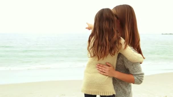 Madre e figlia guardando la spiaggia — Video Stock