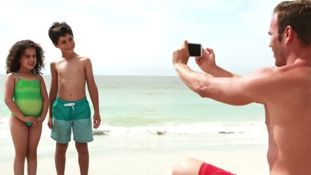 Vater fotografiert seine Kinder — Stockvideo