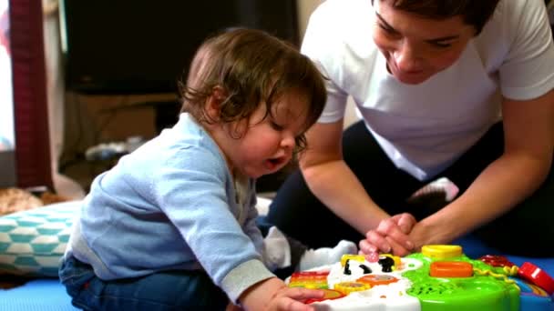 Bebê bonito brincando com brinquedos — Vídeo de Stock