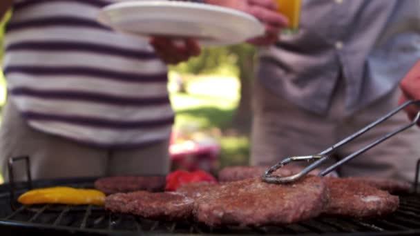 Glückliche Familie beim Grillen — Stockvideo