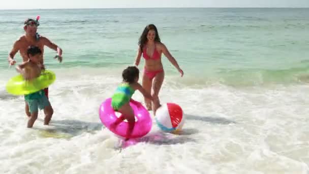 Familia jugando en el agua — Vídeos de Stock