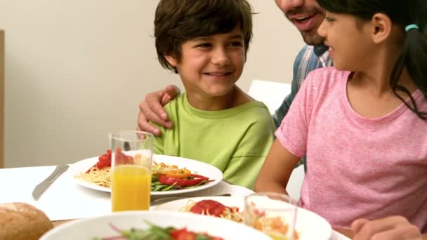 Gelukkig vader en kinderen na de lunch — Stockvideo