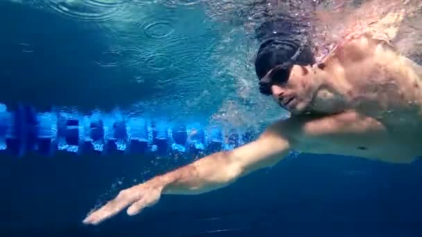 Podwodne widoki człowieka pływanie — Wideo stockowe