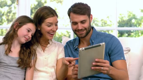 Familia usando tableta en la sala de estar — Vídeos de Stock