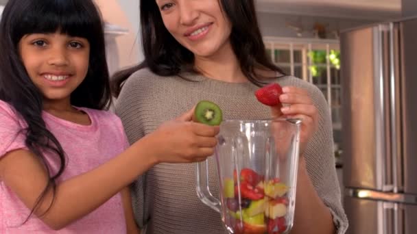 Madre e hija haciendo smoothie — Vídeo de stock