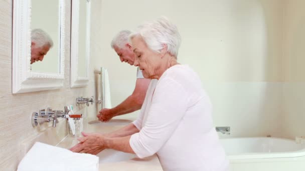 Äldre par i badrum — Stockvideo