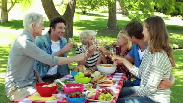 Rodzina organizująca piknik — Wideo stockowe