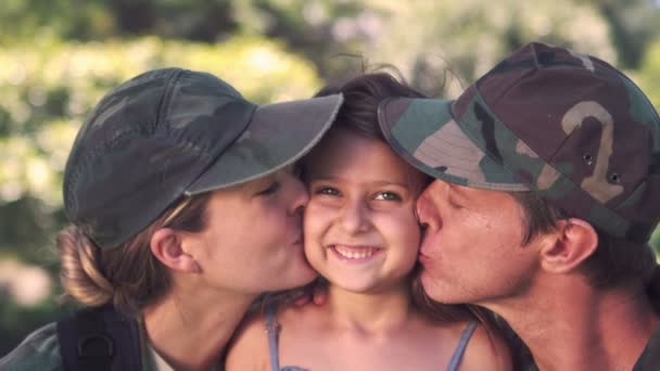 Żołnierz rodziców z córką — Wideo stockowe