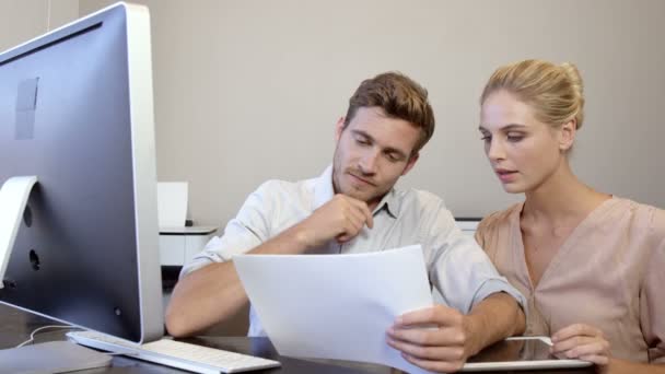 Gente de negocios mirando archivos y trabajando en la computadora — Vídeos de Stock