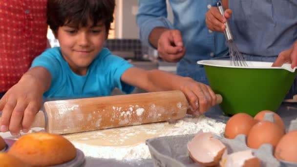 Glad familj bakning i köket — Stockvideo