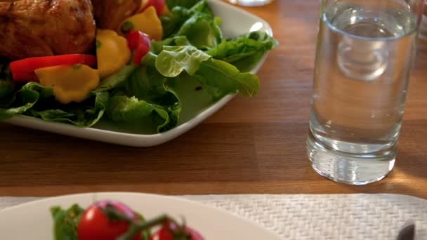 Frango assado e salada na mesa — Vídeo de Stock