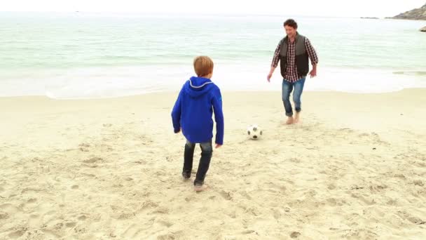 Padre e figlio che giocano a calcio — Video Stock