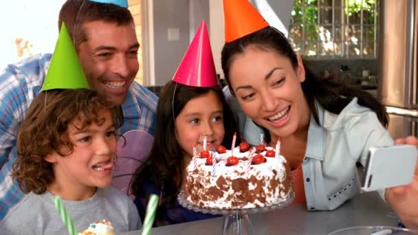 Familia celebrando cumpleaños juntos — Vídeo de stock