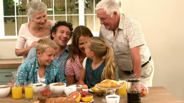 Több generációs család reggelizik — Stock videók