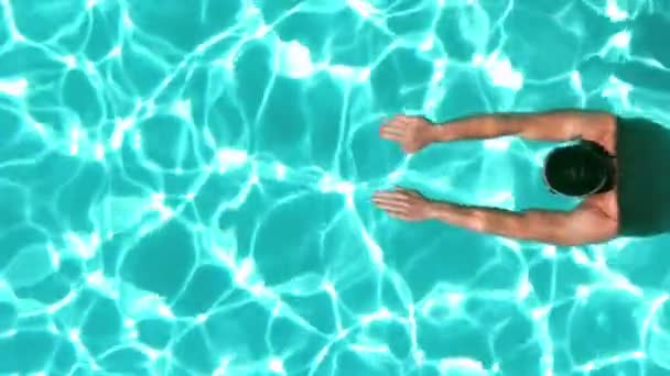 Fitter Mann schwimmt im Pool — Stockvideo