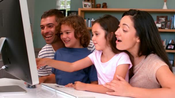Familia usando la computadora juntos — Vídeo de stock
