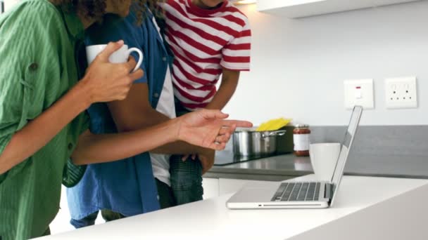 Leuke familie met laptop in de keuken — Stockvideo