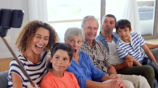 Família tirando uma selfie — Vídeo de Stock