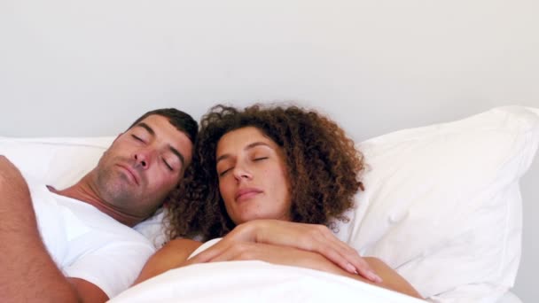 Linda familia durmiendo en su cama — Vídeo de stock