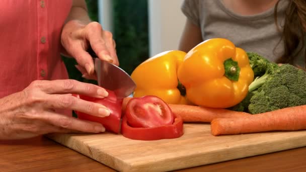 Woman cutting bell pepper — Stock Video