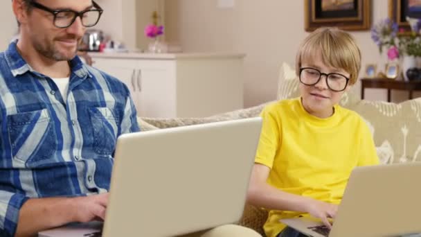 Sorrindo pai e filho usando laptops — Vídeo de Stock