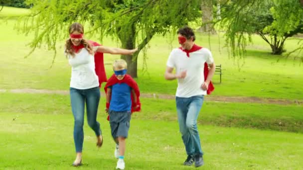 Familia fingiendo ser superhéroe — Vídeo de stock