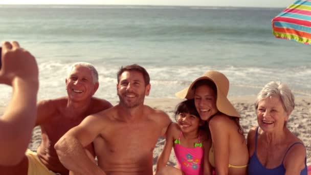 Feliz família estendida tirando foto — Vídeo de Stock