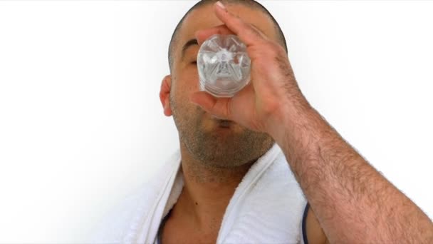 Uomo sportivo che beve acqua dalla bottiglia — Video Stock