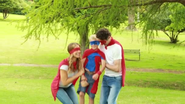 Familie gibt sich als Superheld aus — Stockvideo