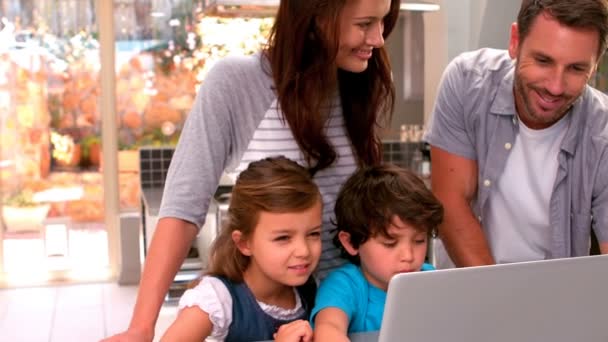 Família usando laptop na cozinha — Vídeo de Stock