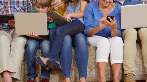 Familia multigeneración que utiliza dispositivos — Vídeo de stock