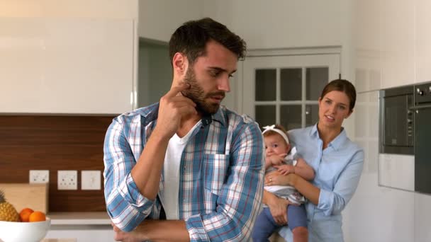Mutfakta düşünceli baba — Stok video
