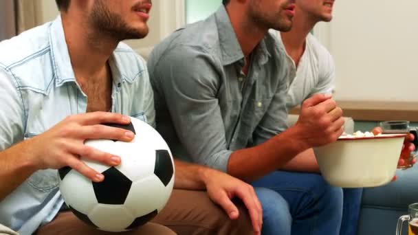 Amigos felices viendo un partido de fútbol — Vídeos de Stock