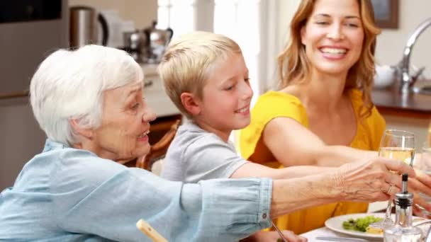 Tostadas familiares en la cena — Vídeos de Stock