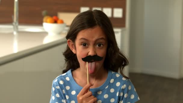 Fille avec de faux moustaches faire des visages — Video