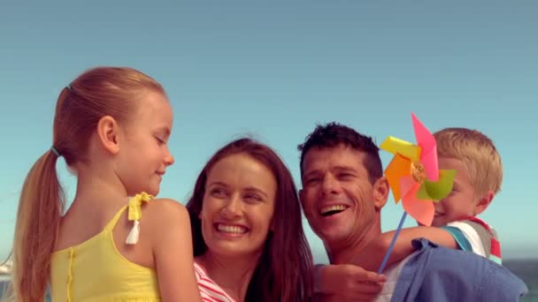 Famiglia felice sorridente — Video Stock