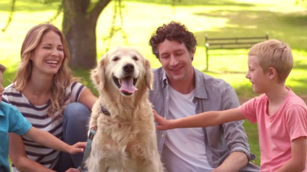 Семья с собакой в парке — стоковое видео
