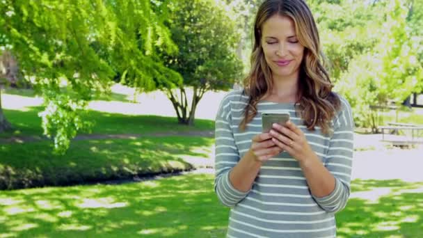 Жінка використовує свій смартфон — стокове відео
