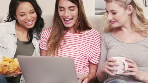 Amigos do sexo feminino assistindo um filme no laptop — Vídeo de Stock