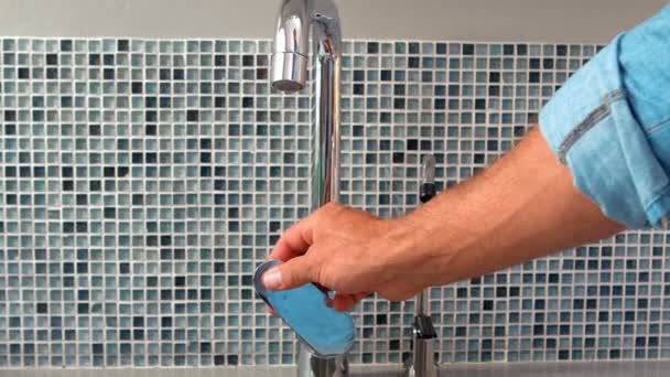 Main ouvrant un robinet d'eau — Video
