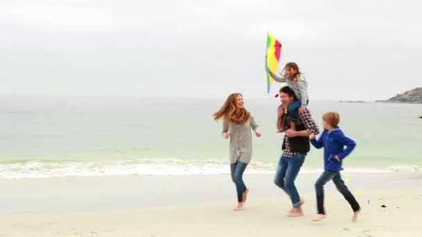 Gelukkige familie uitgevoerd met vlieger — Stockvideo